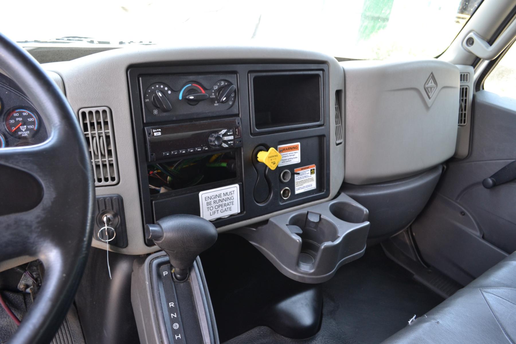 2018 WHITE /BLACK INTERNATIONAL 4300 with an CUMMINS ISB 6.7L 220HP engine, EATON FULLER PROCISION AUTOMATIC transmission, located at 9172 North Fwy, Houston, TX, 77037, (713) 910-6868, 29.887470, -95.411903 - 25,999LB GVWR NON CDL, 26FT BOX , 13FT CLEARANCE , 103" X 102", WALTCO 3,000LB CAPACITY ALUMINUM LIFT GATE, 70 GALLON FUEL TANK, AIR RIDE , COLD A/C, CRUISE CONTROL - Photo #16